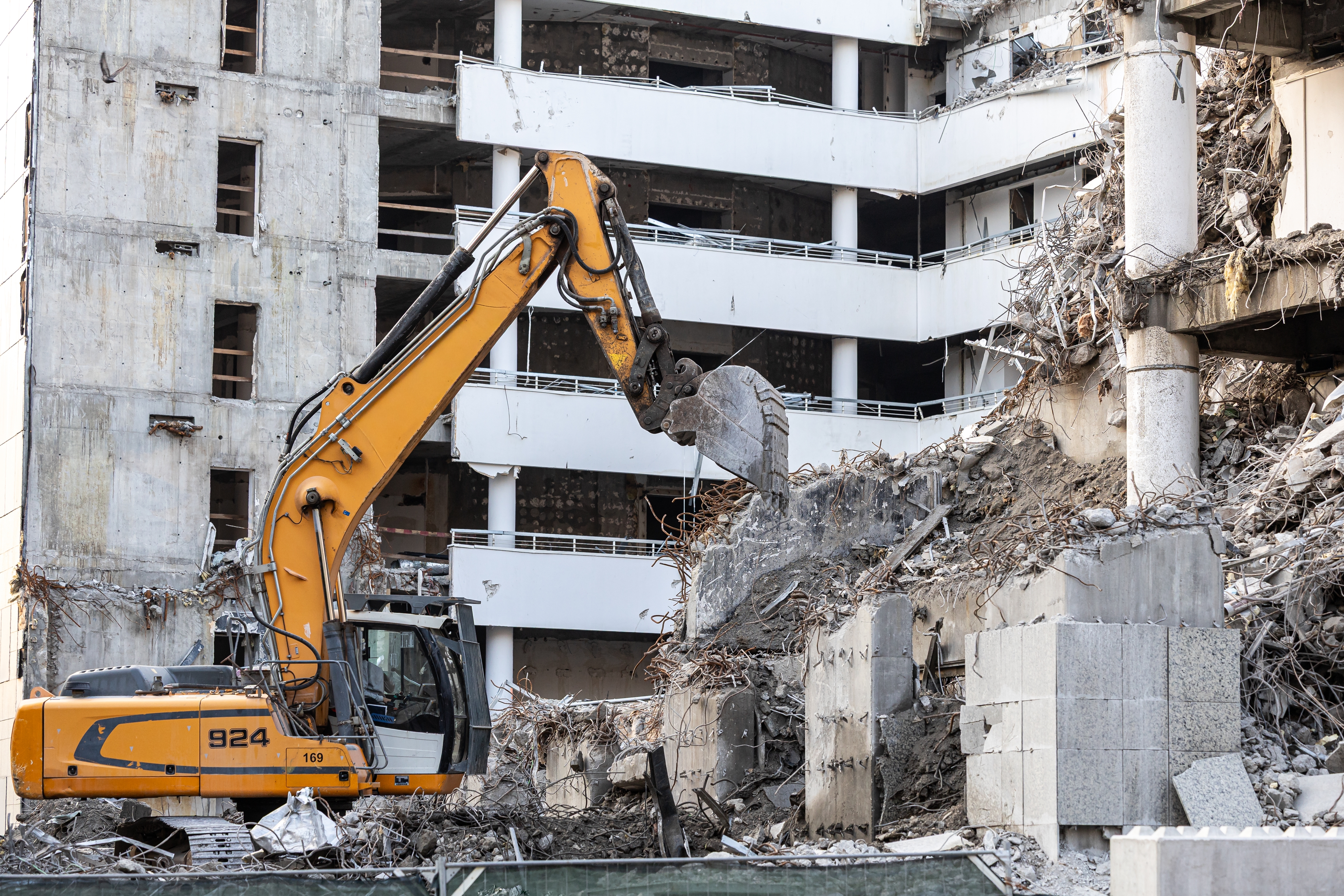 В Алматы сносят пятиэтажный недострой